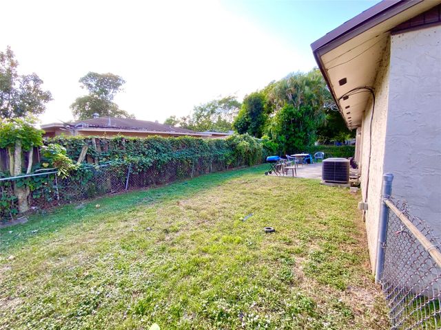 8160 SW 6th St, North Lauderdale, FL 33068