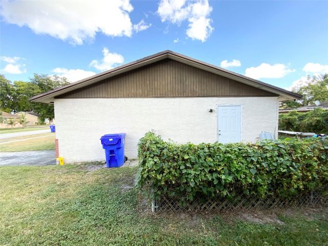 8160 SW 6th St, North Lauderdale, FL 33068