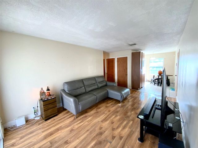 8160 SW 6th St, North Lauderdale, FL 33068