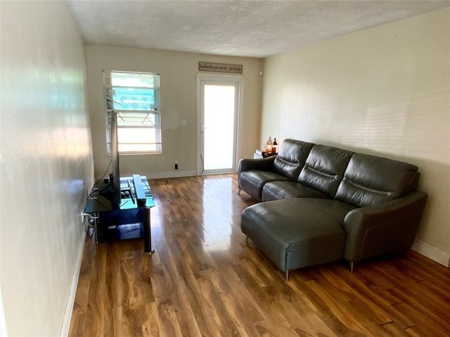 8160 SW 6th St, North Lauderdale, FL 33068