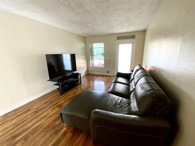 8160 SW 6th St, North Lauderdale, FL 33068