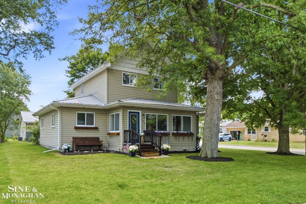 732 N 9th St Street, St Clair, MI 48079