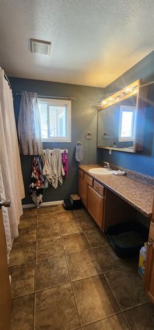 2 22 St SW, Minot, ND 58701
