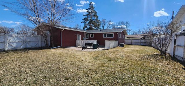 2 22 St SW, Minot, ND 58701