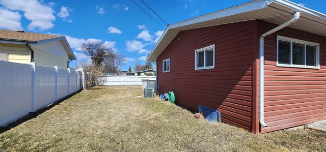 2 22 St SW, Minot, ND 58701