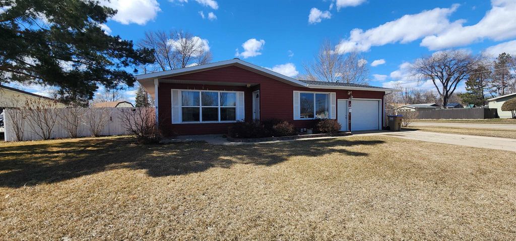 2 22 St SW, Minot, ND 58701