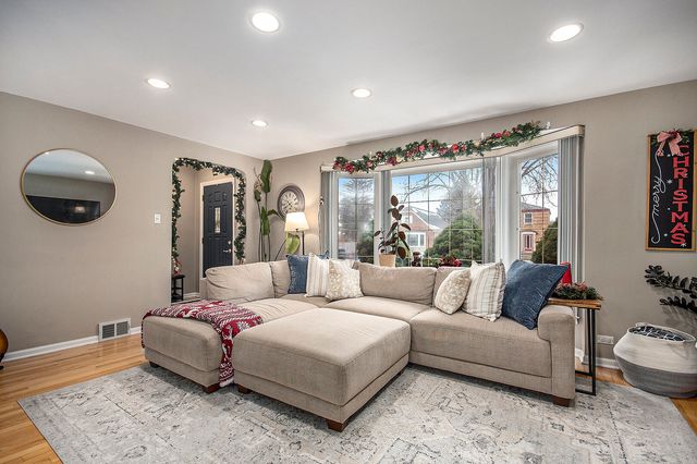 1673 Spruce Avenue, Des Plaines, IL 60018