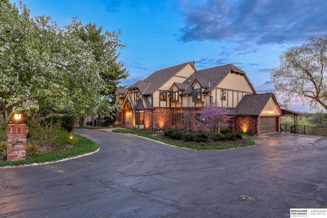 3913 Hawk Woods Circle, Omaha, NE 68112