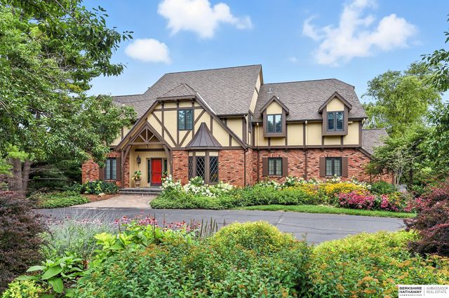 3913 Hawk Woods Circle, Omaha, NE 68112