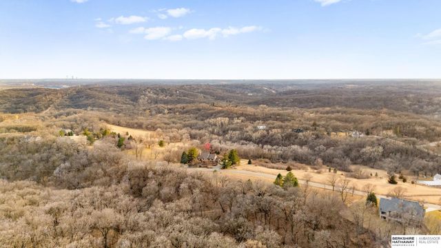 3913 Hawk Woods Circle, Omaha, NE 68112