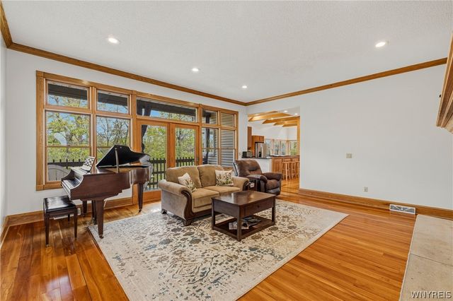 207 Forest Creek Lane, Grand Island, NY 14072