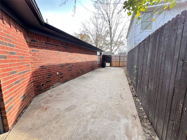 213 Alexander Court, Irving, TX 75061