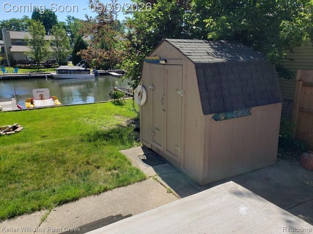 1867 Rustic Lane, Keego Harbor, MI 48320