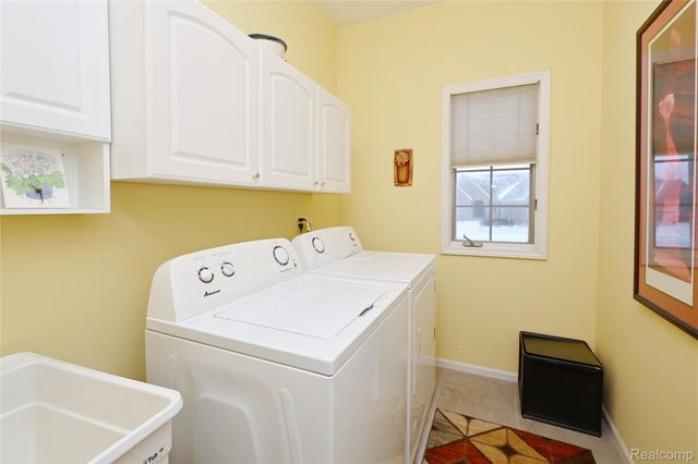 59779 Glacier Spring Drive S, Washington Township, MI 48094