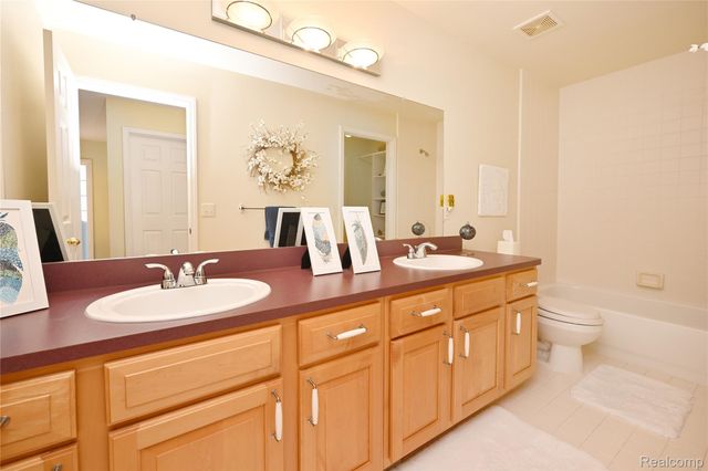 59779 Glacier Spring Drive S, Washington Township, MI 48094