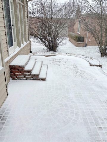 59779 Glacier Spring Drive S, Washington Township, MI 48094