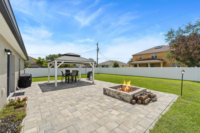 380 SW Donna Terrace, Port St. Lucie, FL 34984