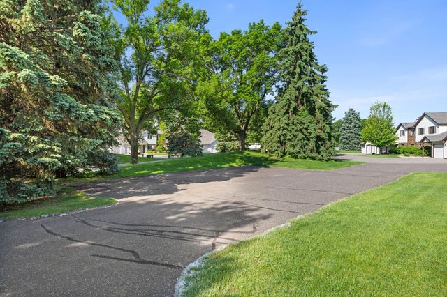975 Heritage Court E 206, Vadnais Heights, MN 55127