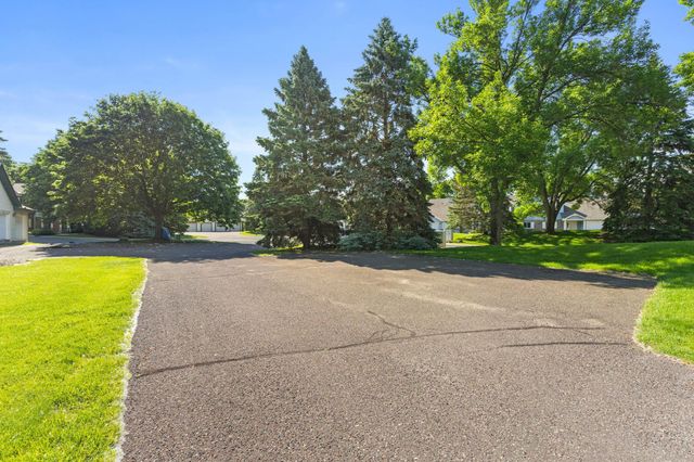 975 Heritage Court E 206, Vadnais Heights, MN 55127
