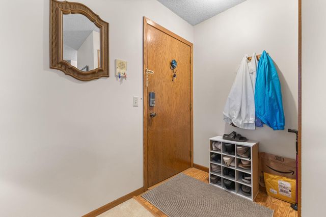 975 Heritage Court E 206, Vadnais Heights, MN 55127