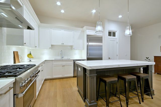 105 S Cottage Hill Avenue 206, Elmhurst, IL 60126