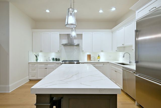 105 S Cottage Hill Avenue 206, Elmhurst, IL 60126