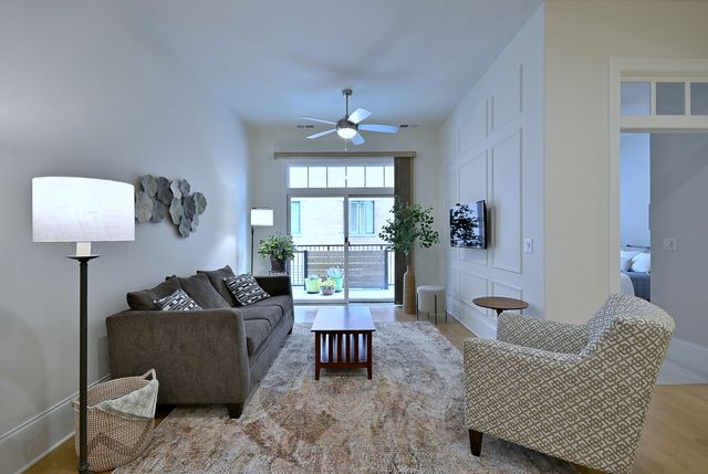 105 S Cottage Hill Avenue 206, Elmhurst, IL 60126