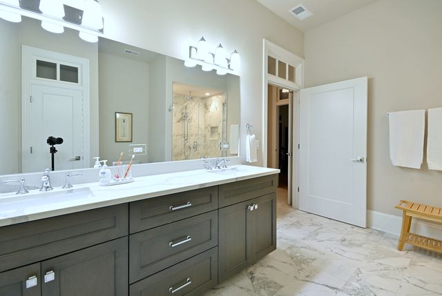 105 S Cottage Hill Avenue 206, Elmhurst, IL 60126