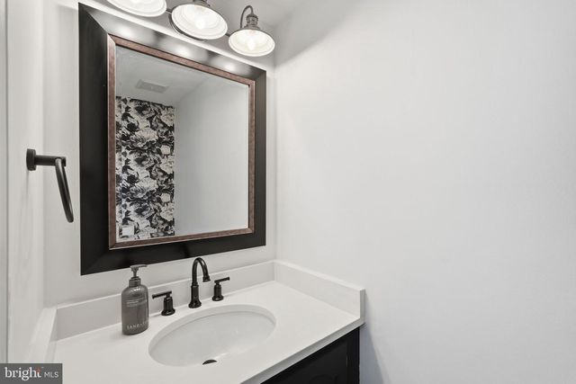 7446 FOUNTAIN HEAD DR, Annandale, VA 22003