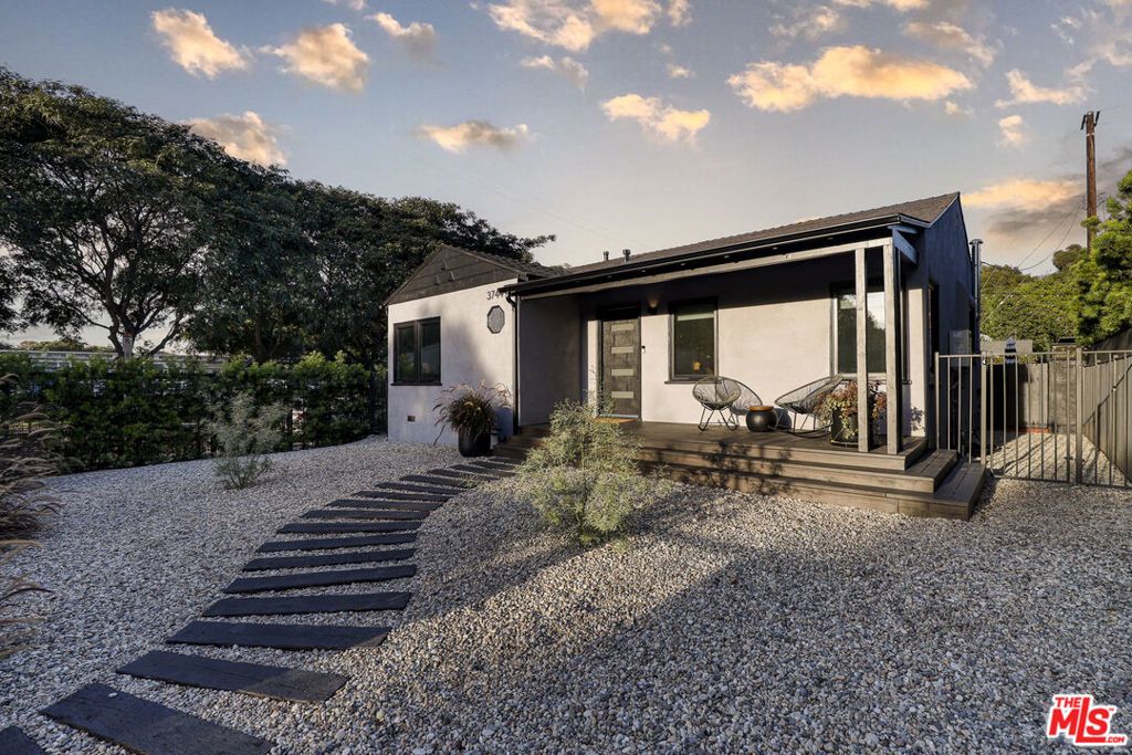 3744 Redwood Avenue, Los Angeles, CA 90066