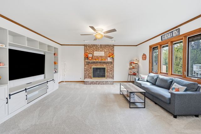 655 Crest Drive, Cary, IL 60013