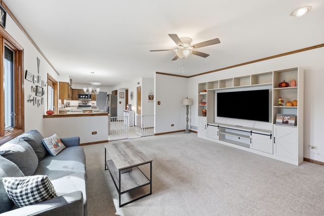 655 Crest Drive, Cary, IL 60013