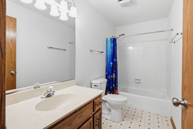 655 Crest Drive, Cary, IL 60013