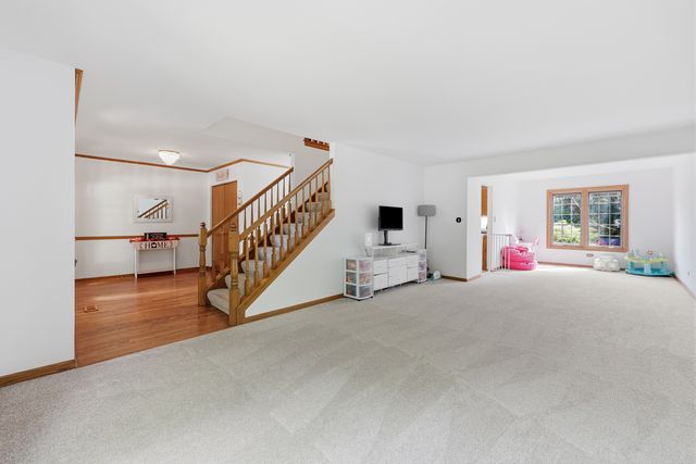 655 Crest Drive, Cary, IL 60013