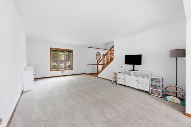 655 Crest Drive, Cary, IL 60013