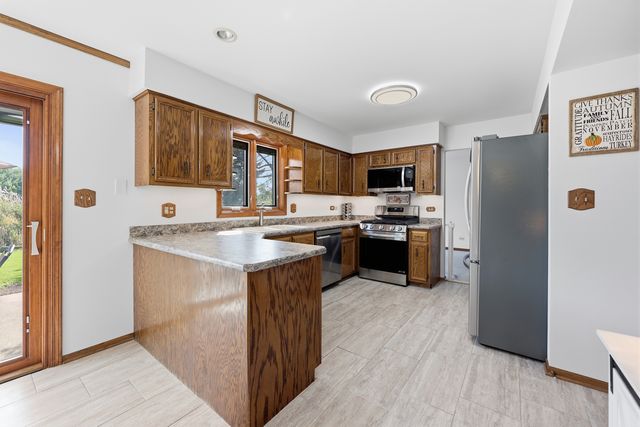 655 Crest Drive, Cary, IL 60013
