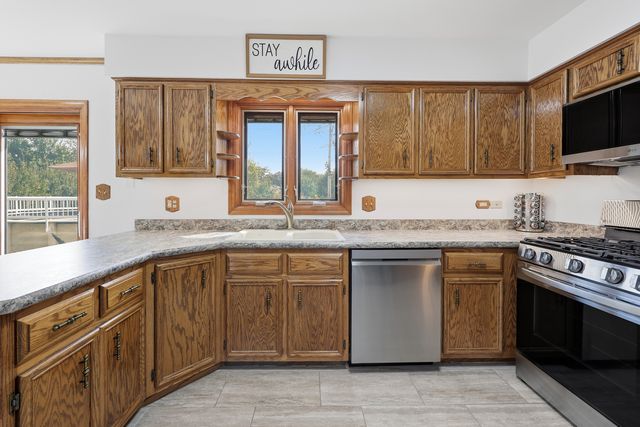 655 Crest Drive, Cary, IL 60013