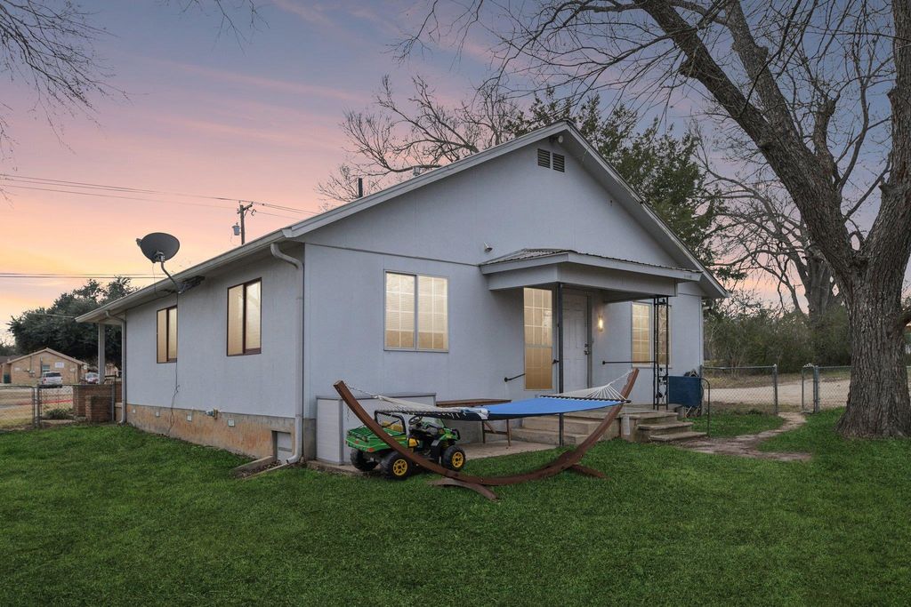 528 Old Mcdade RD, Elgin, TX 78621