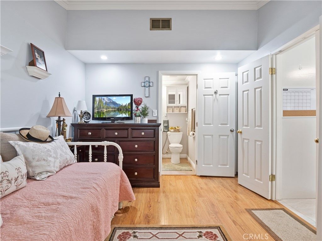 Image 14 of property listing at 26835 Avenue Of The Oaks B, Newhall, CA 91321