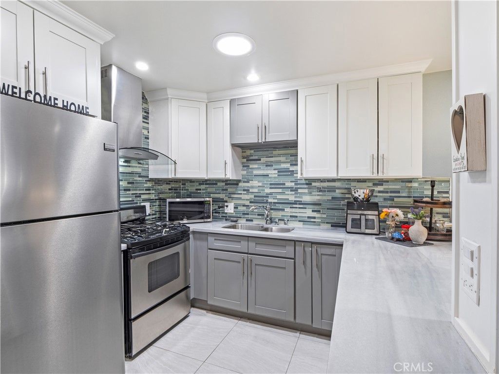 Image 7 of property listing at 26835 Avenue Of The Oaks B, Newhall, CA 91321