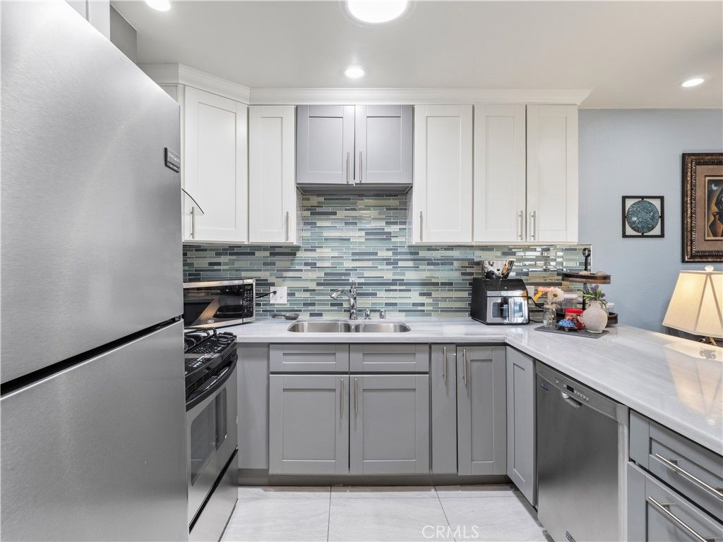 Image 8 of property listing at 26835 Avenue Of The Oaks B, Newhall, CA 91321