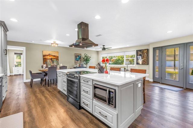 8261 28TH AVENUE N, St Petersburg, FL 33710