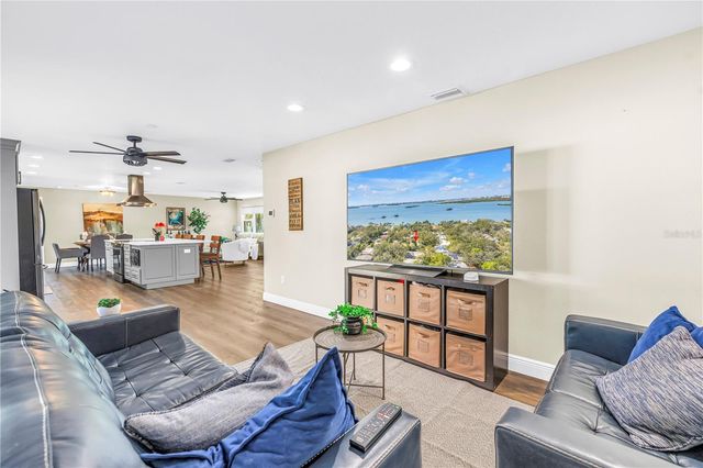 8261 28TH AVENUE N, St Petersburg, FL 33710