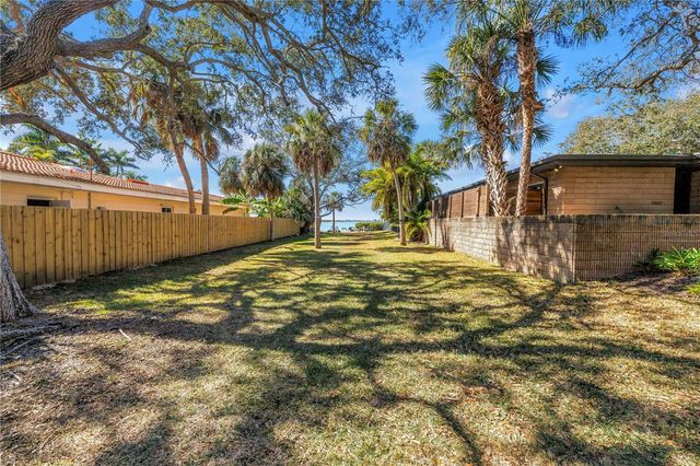 8261 28TH AVENUE N, St Petersburg, FL 33710