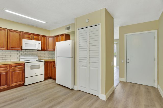 5314 NE 6TH Avenue F20, Oakland Park, FL 33334