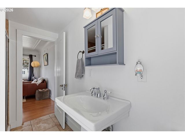 1610 Ne 13TH St, Lincoln City, OR 97367