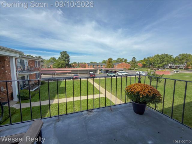 508 Fox Hills Drive N A7, Bloomfield Charter Township, MI 48304