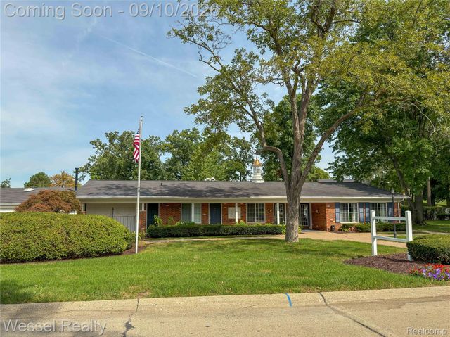 508 Fox Hills Drive N A7, Bloomfield Charter Township, MI 48304
