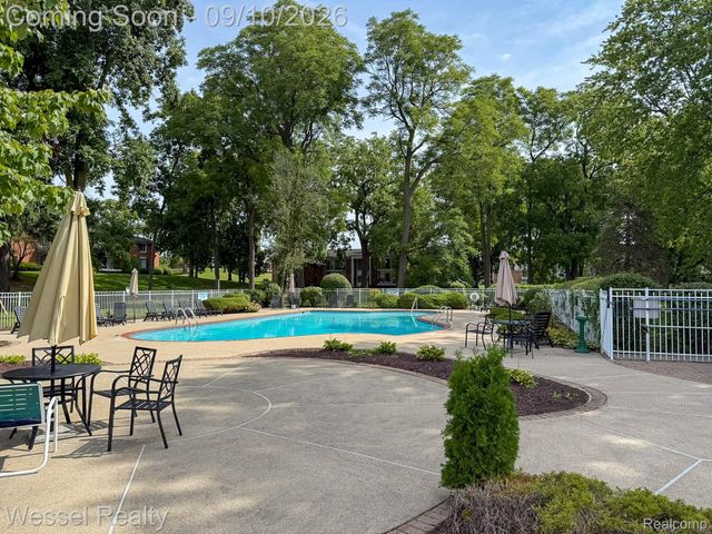 508 Fox Hills Drive N A7, Bloomfield Charter Township, MI 48304