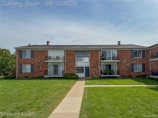508 Fox Hills Drive N A7, Bloomfield Charter Township, MI 48304